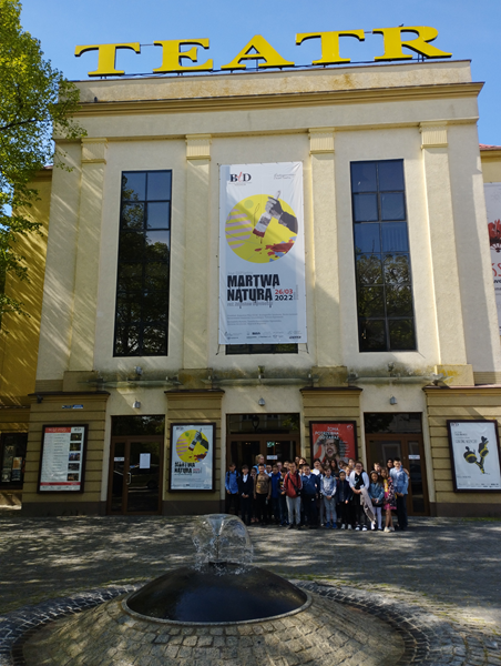 Uczniowie SP w Lejkowie przed budynkiem teatru