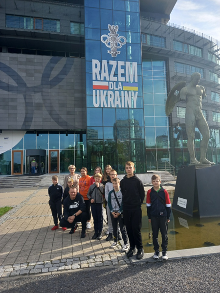 Dzieci z Lejkowa przed Muzeum Sportu